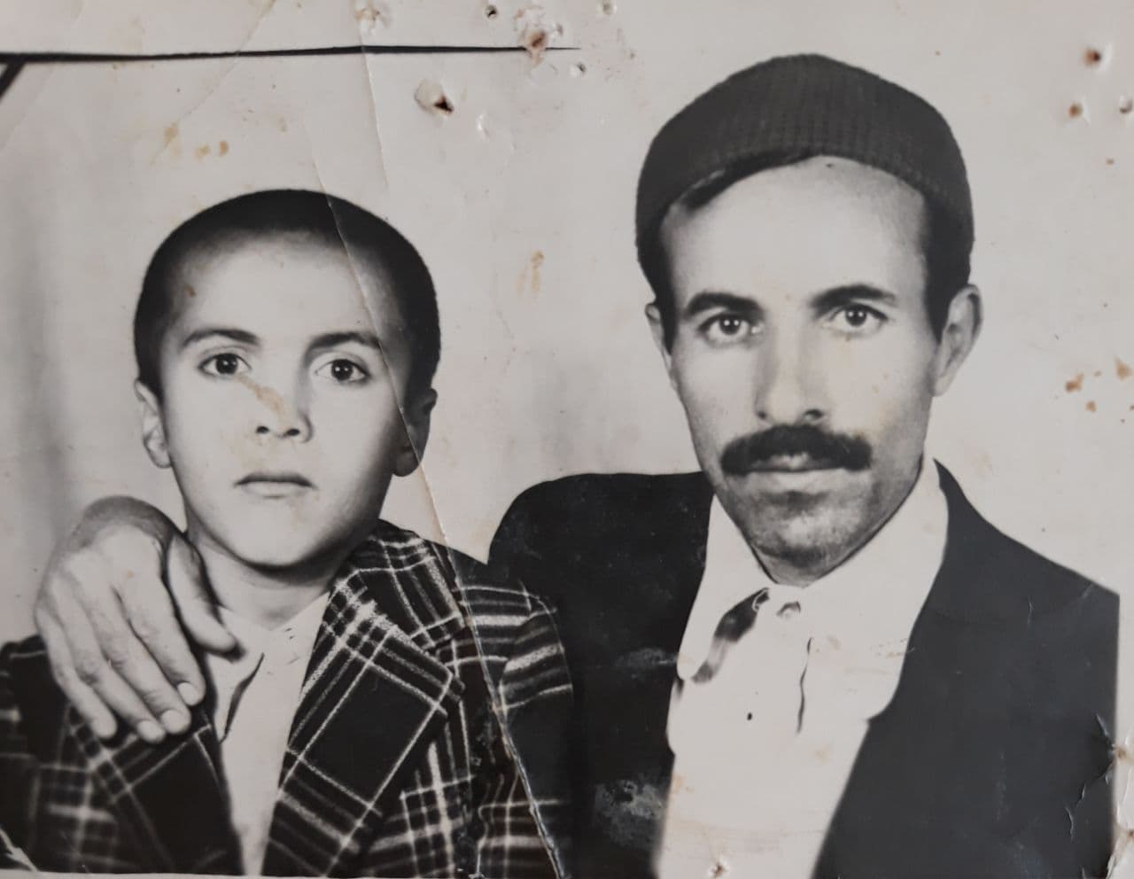 جناب  سید حسن حسینی در کنار فرزند شهیدش سیداحمد حسینی