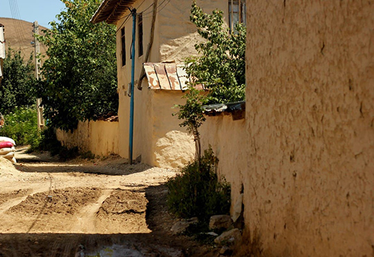 دیوارهای کاهگلی و زیبا در روستای ارضت که یکی از مصادیق روستای هدف گردشگری شدن می باشد.