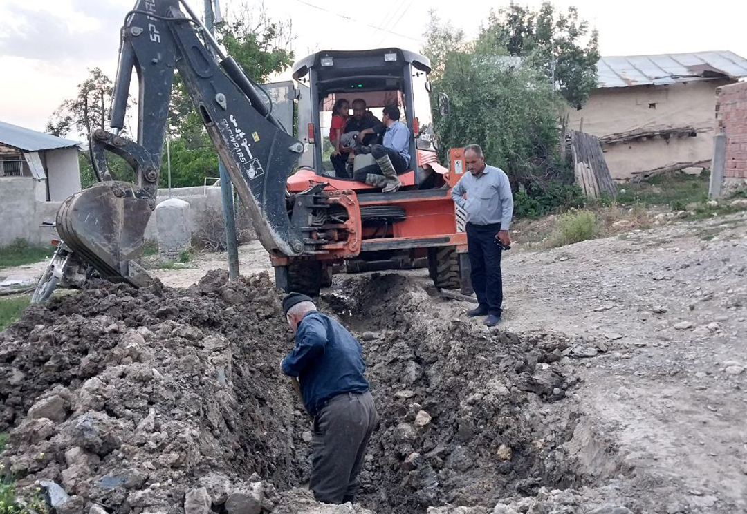 مرمت شکستگی لوله آب شرب روستا واقع در خیابان ثامن دوم