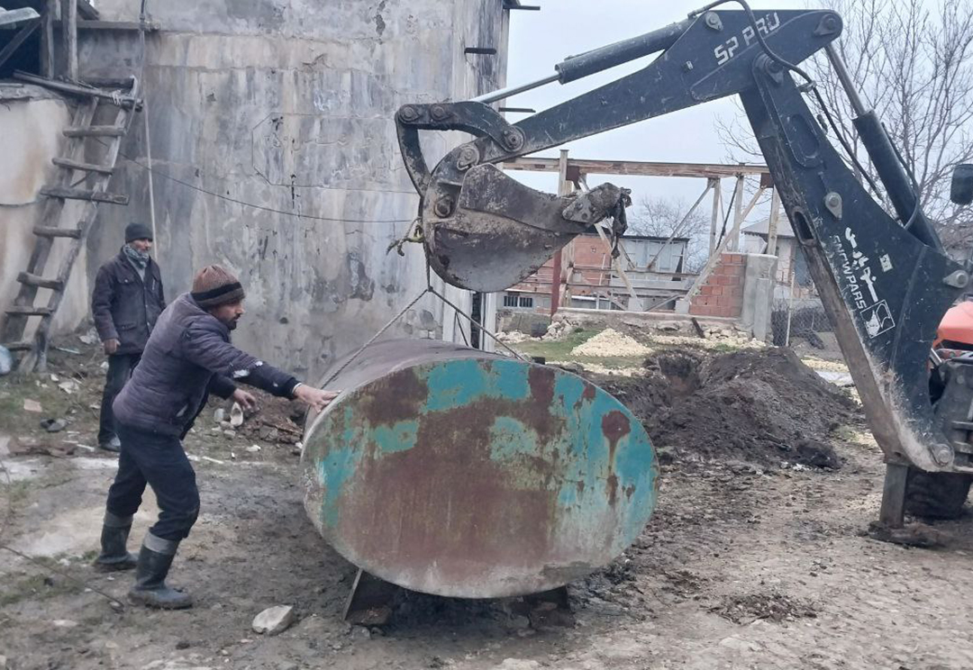 در راستای تعمیرات داخلی حمام عمومی،  دیگر نواقص جانبی  نیز برطرف و با نصب  کنتور آب به شبکه جدید آبرسانی متصل ، واز فردا قابل استفاده می باشد