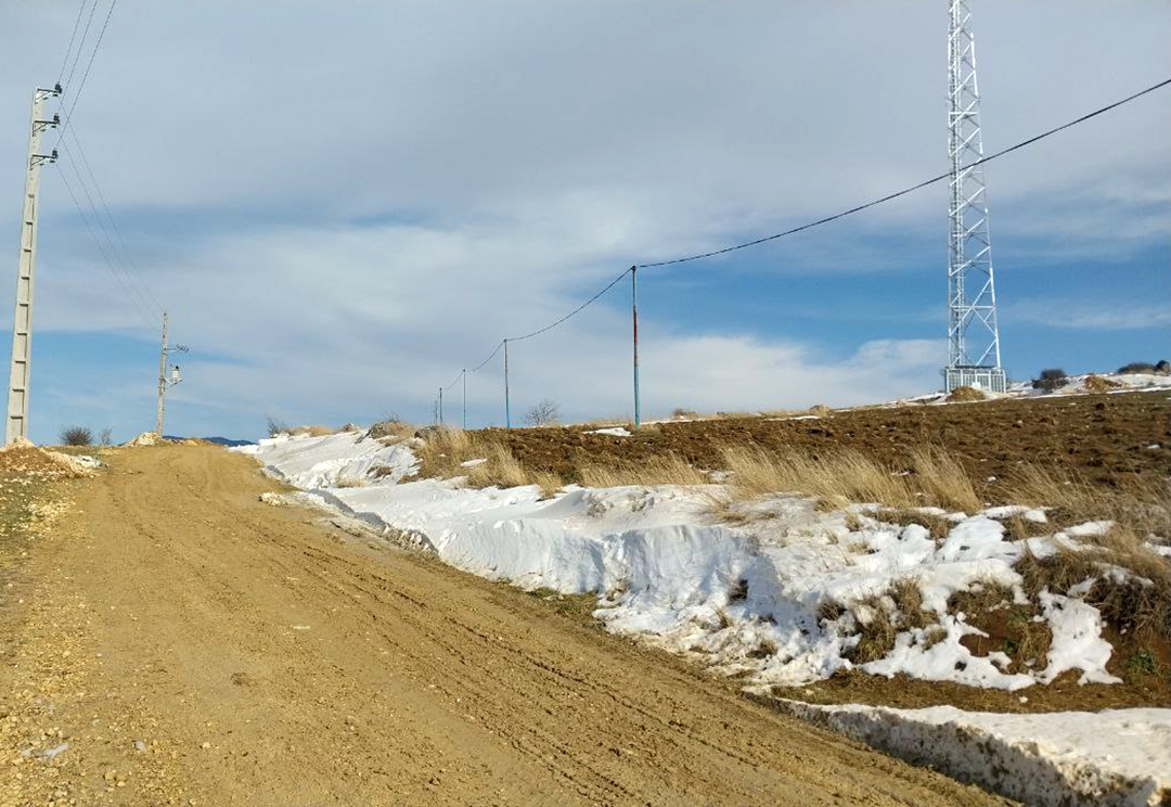 کاشت تیربرق جهت دکل ایرانسل در روستای ارضت مسیر جاده بادله دره